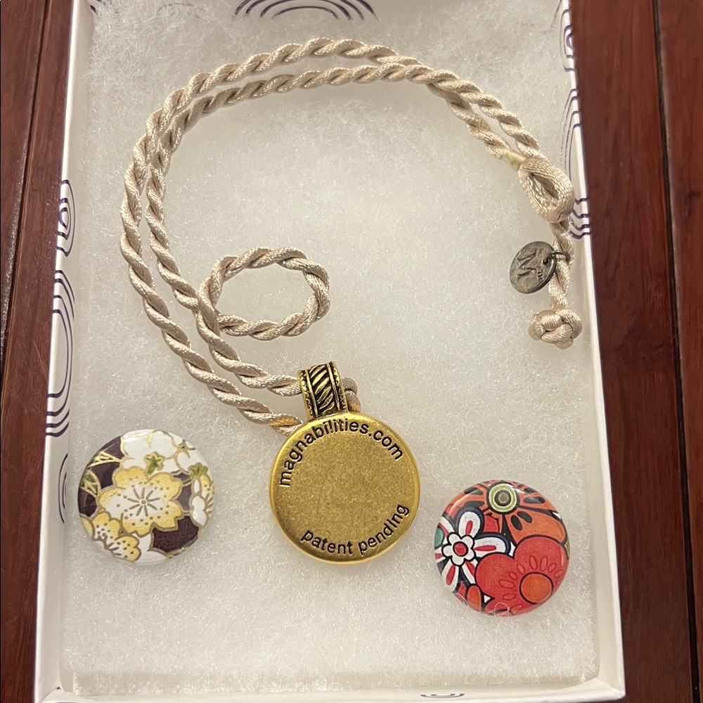 Magnabilities necklace and two inserts - Picture 4 of 4